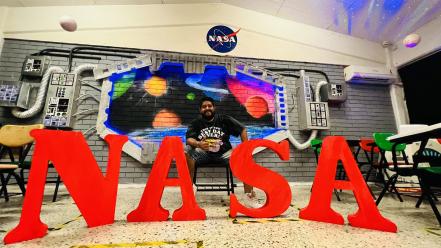 Maestro mexicano decora salón con temática de la NASA