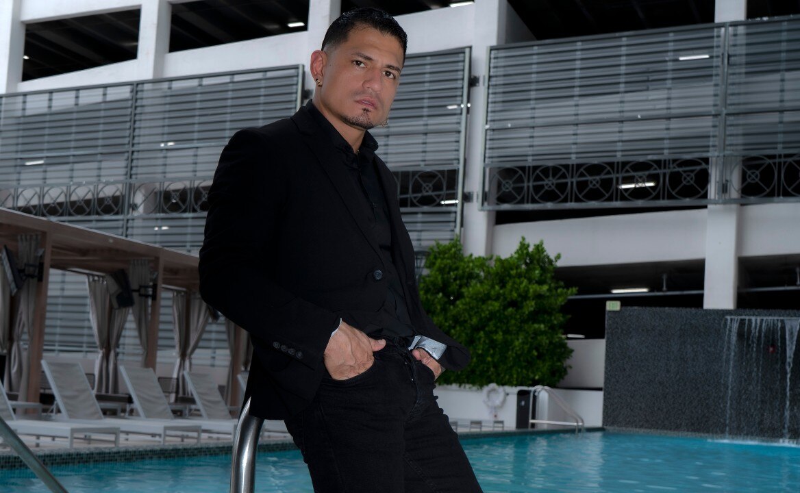 Johan Jiménez. Famosos aclaman al influencer de belleza y estilista profesional