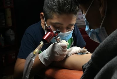 Con apenas 11 años, Brandon es el tatuador más joven de México