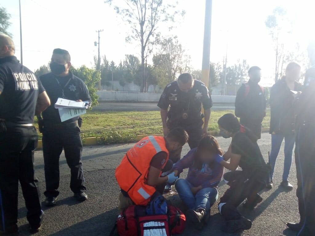 Mujer se avienta de auto en movimiento en lateral de la Recta a Cholula