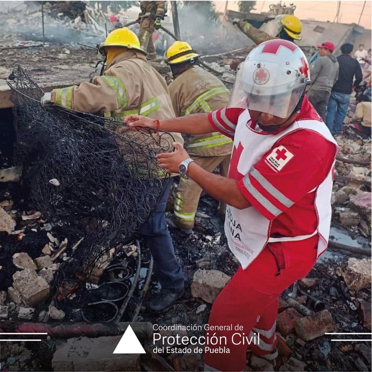 La explosión de un polvorín en la junta auxiliar de Santa María Moyotzingo dejó personas muertas y heridas | Foto: PC Estatal Puebla