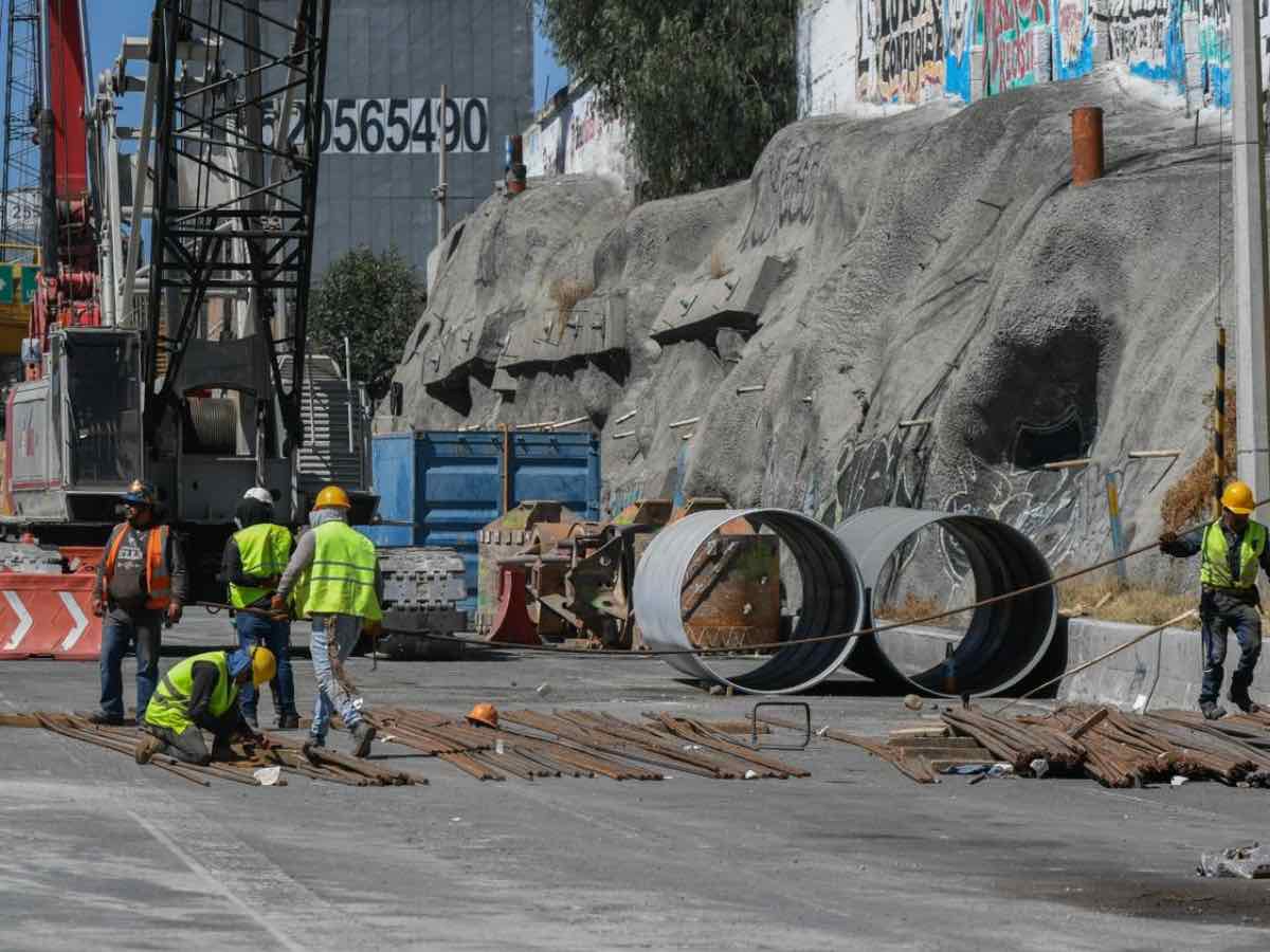 Además, en varias áreas, las líneas que marcan los carriles están mal trazadas, lo que genera confusión entre los conductores.

Foto: Producción El Universal Puebla