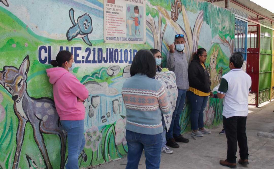 El presidente de la asociación de padres de familia del Jardín de Niños “Manuel Acuña” acusó las malas condiciones en las que se encuentra | Foto: Agencia Es Imagen para El Universal Puebla
