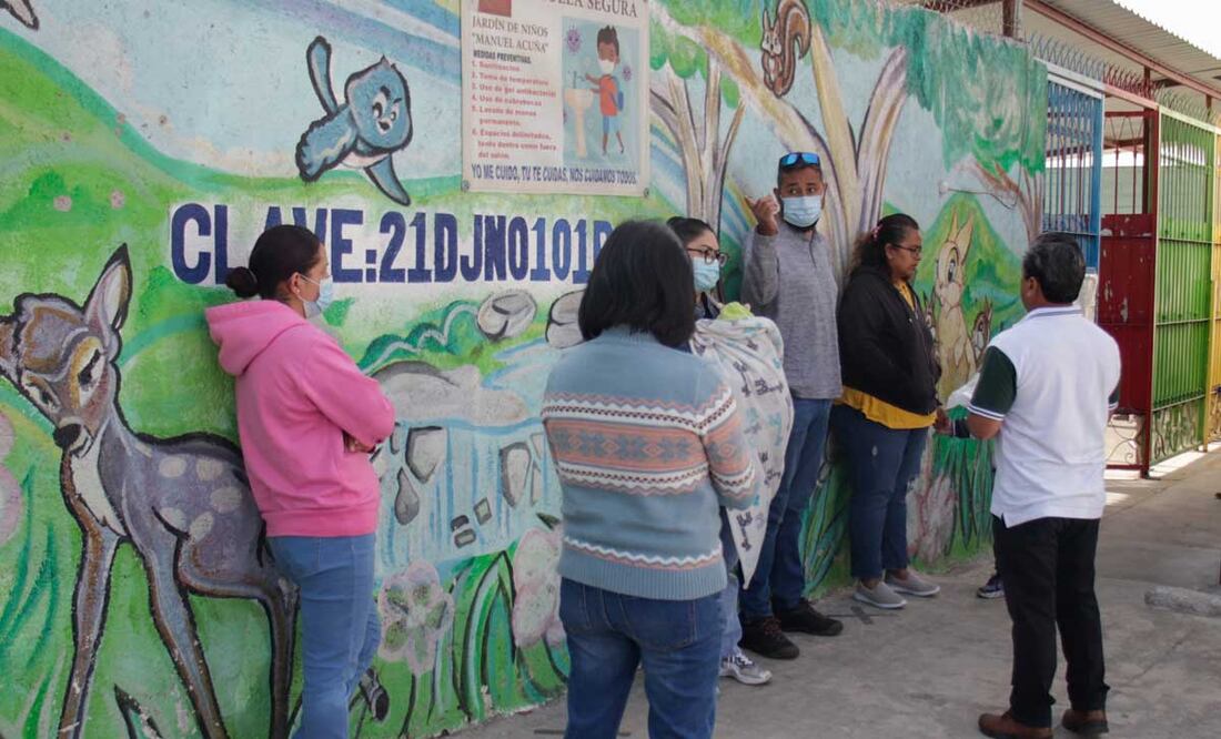El presidente de la asociación de padres de familia del Jardín de Niños “Manuel Acuña” acusó las malas condiciones en las que se encuentra | Foto: Agencia Es Imagen para El Universal Puebla