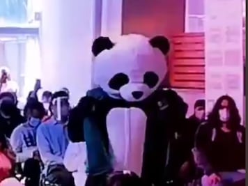 "Sexy Pandemio" causa furor con sus bailes en jornadas de vacunación