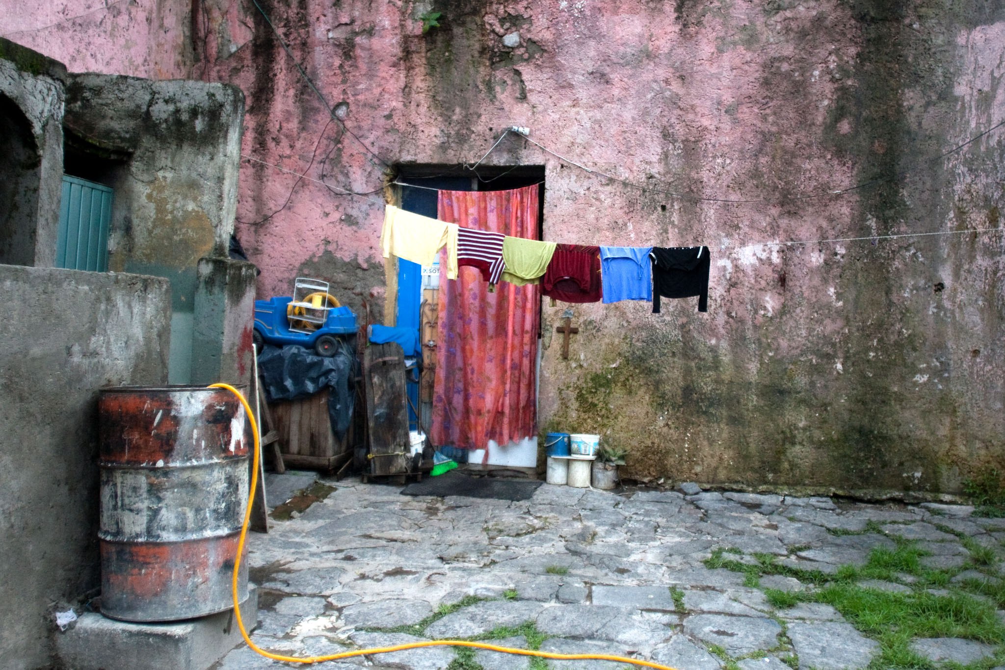 En varias calles del Centro Histórico de Puebla aún hay vecindades, algunas habitadas y otras abandonadas | Agencia Es Imagen para El Universal Puebla
