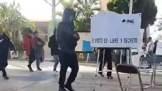 Este fue uno de los hombres armados que ingresó a la casilla en Tlapanalá | Foto: Redes sociales