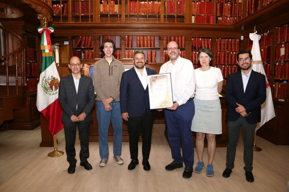 Michael Robert Kremer recibió la Cédula Real de manos de Adán Domínguez |Foto Ayuntamiento de Puebla