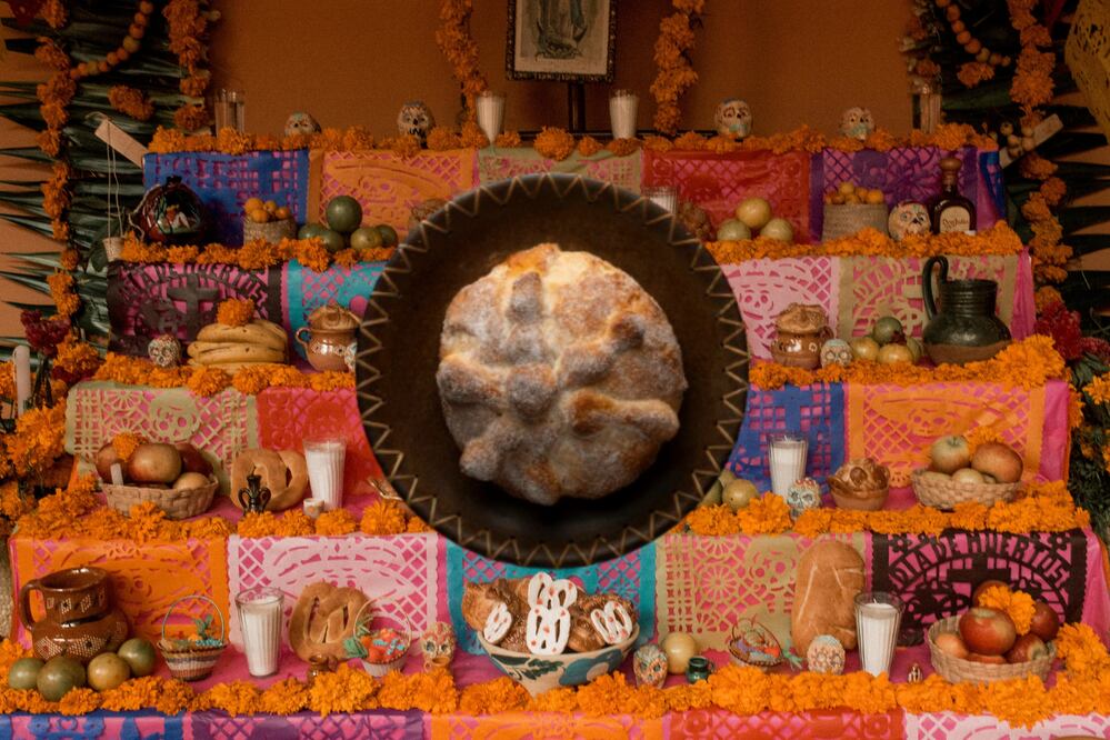 Ya sea pan de muerto u hojaldra, no pueden faltar en la ofrenda de Día de Muertos | Foto: Pexels / Freepik