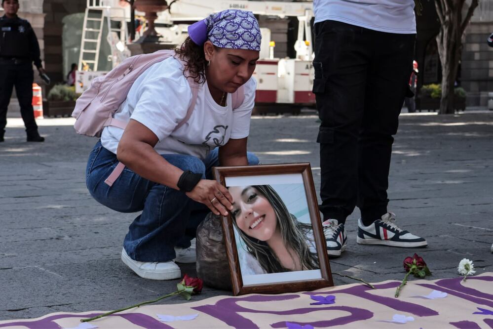 Familiares y amigos de Karla Valeria se manifestaron frente a la Fiscalía de Puebla para exigir justicia | Foto: EsImagen