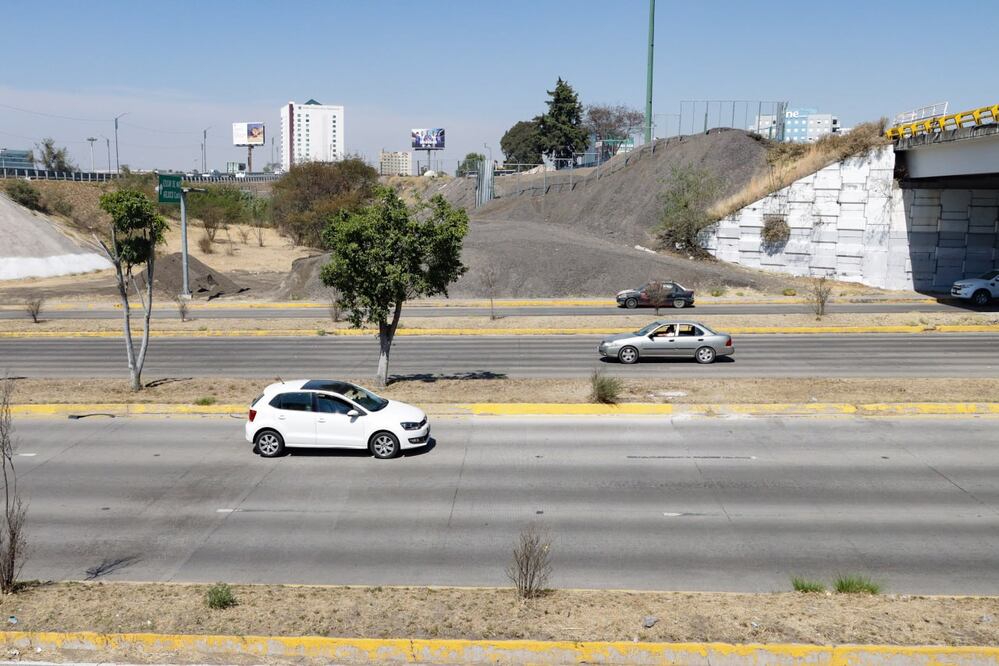 Hay obras de construcción del distribuidor vial en Periférico Ecológico y Vía Atlixcáyotl | EsImagen