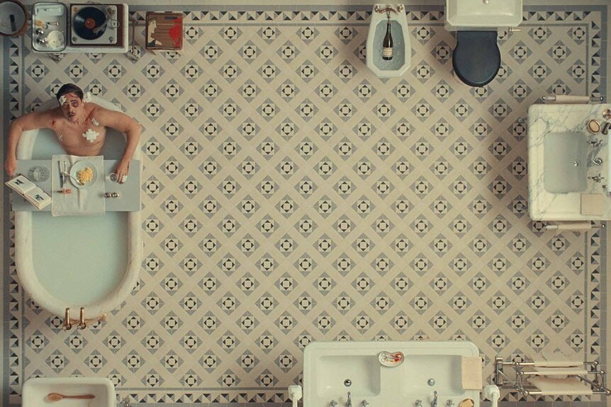 La estética simétrica y colorida de Wes Anderson continúa siendo un punto central de la experiencia | Foto: Focus Features.