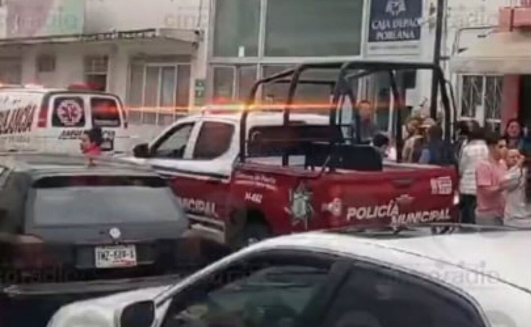 Un hombre fue asesinado el interior de BBVA de Tecamachalco | Foto: Captura Cinco Radio