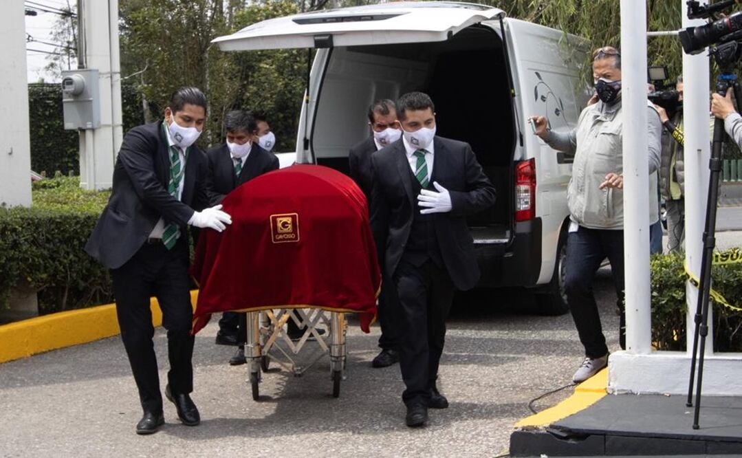 Arriba cuerpo de Echeverría a funeraria en Santa Fe. Foto: Germán Espinosa