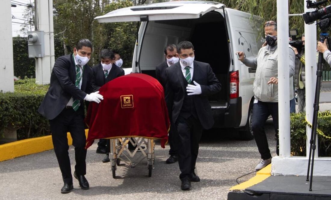 Arriba cuerpo de Echeverría a funeraria en Santa Fe. Foto: Germán Espinosa