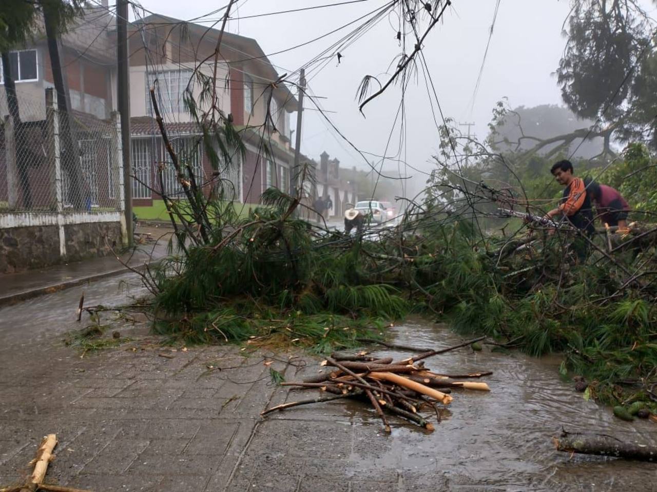 Grace en Puebla: 28 municipios sin electricidad, caminos obstruidos e inundaciones
