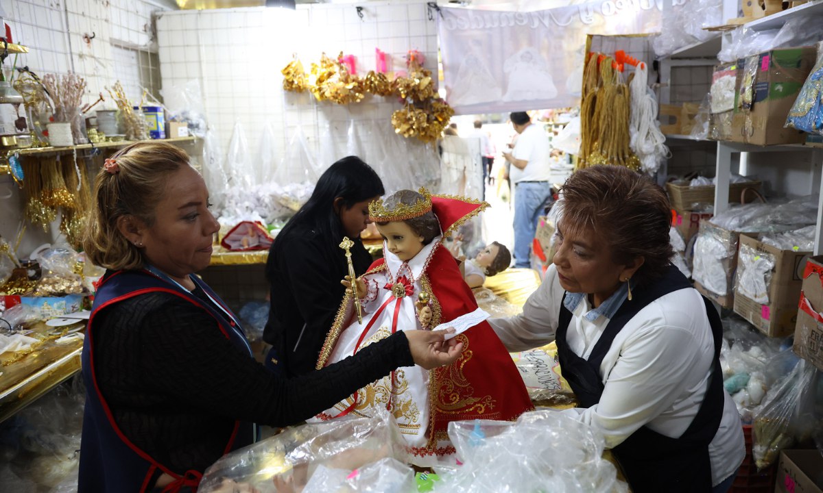 Vestir al Niño Dios es una tradición del 2 de febrero / Foto: EsImagen
