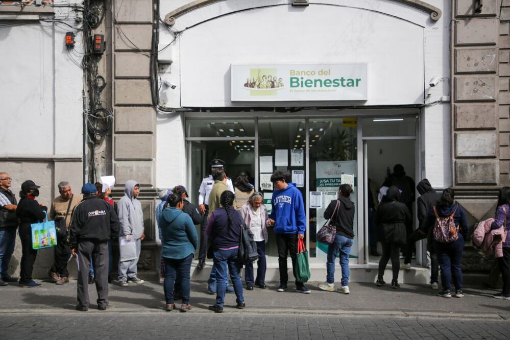 Puedes invertir una parte de tu Pensión Bienestar en Cetes | Foto: EsImagen