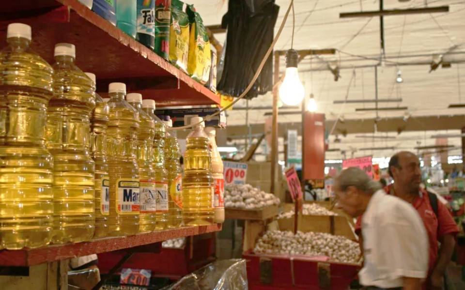 Según un estudio realizado por la Procuraduría Federal del Consumidor (Profeco), cada mexicano consume aproximadamente 10 litros de aceite vegetal al año, lo que resulta en un consumo total anual de 100 mil litros en el país.

Foto: Producción El Universal Puebla