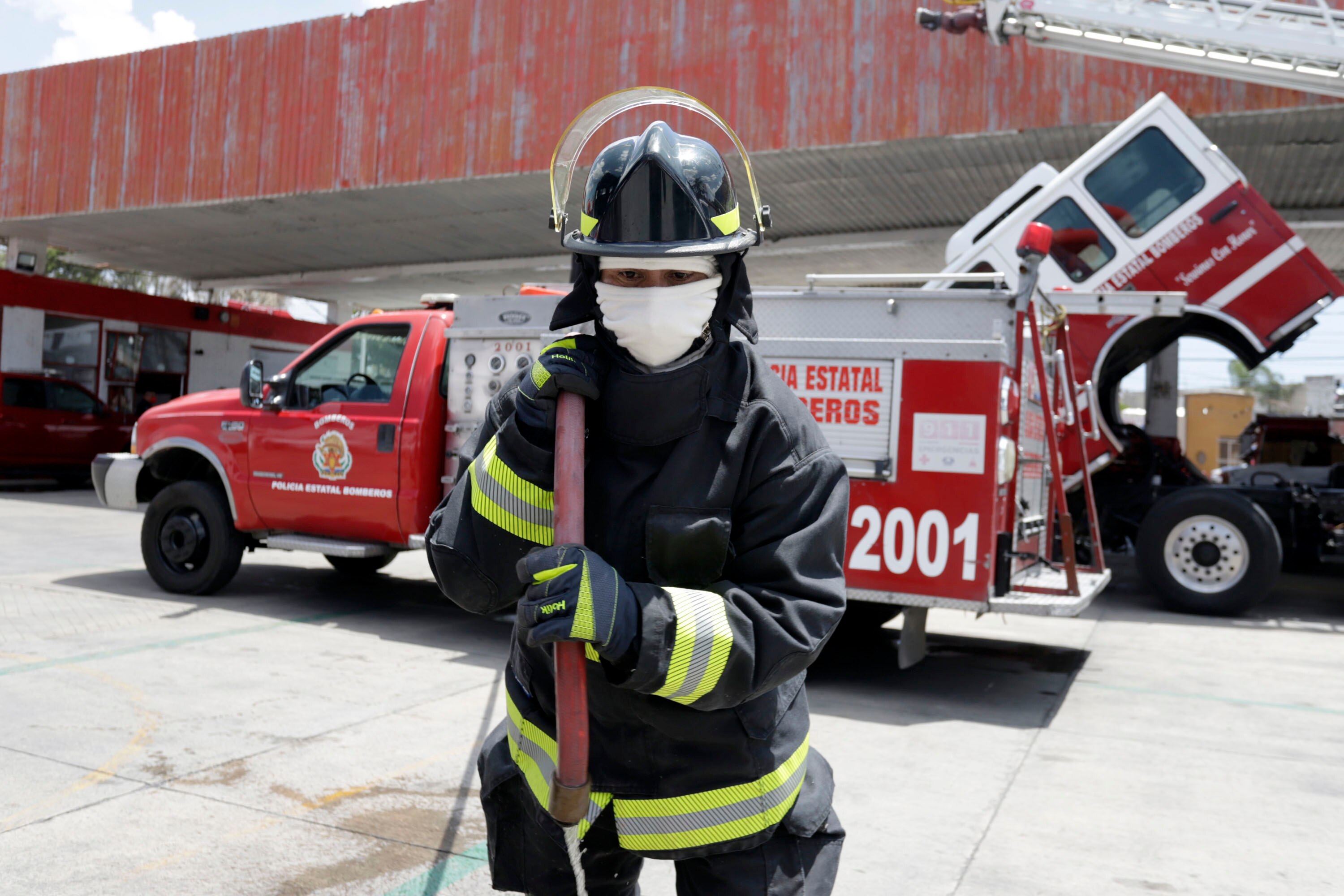 El trabajo de los bomberos implica enfrentarse a riesgos significativos, realizar turnos prolongados y asumir una enorme responsabilidad en la salvaguarda y bienestar de la comunidad, lo cual hace que la compensación económica no siempre refleje la complejidad y exigencia de su labor diaria.
Foto: Producción El Universal Puebla