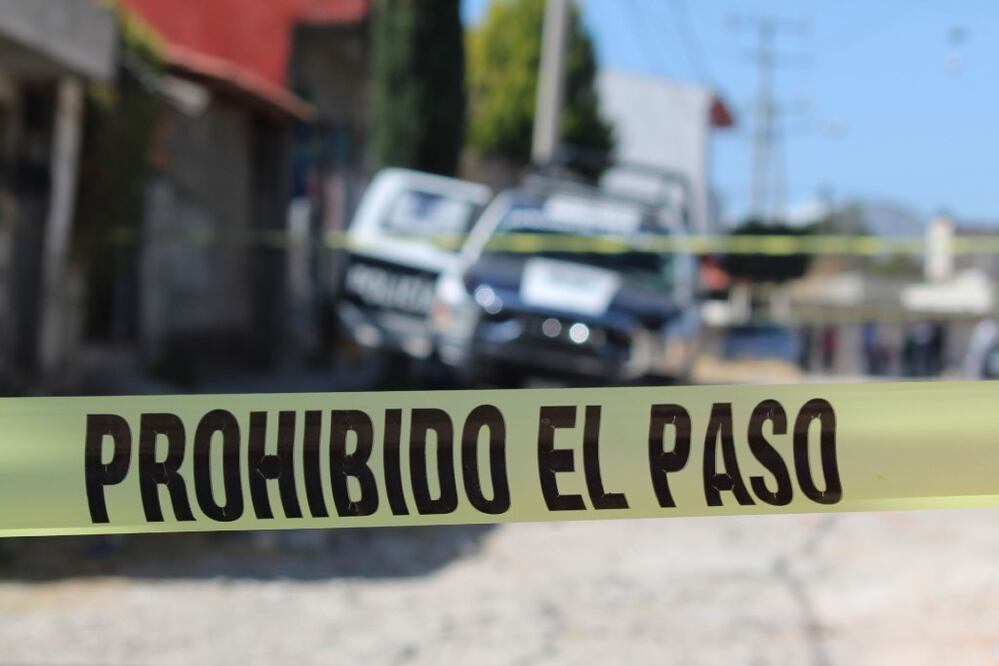 A las afueras de una tienda en Santiago Miahuatlán fue baleada y asesinada una mujer | Foto: Agencia Enfoque para El Universal Puebla