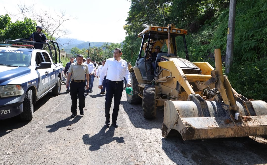 Gobierno estatal despliega maquinaria y apoyos sociales para atender emergencia en la Sierra Negra | Foto: Gobierno de Puebla.