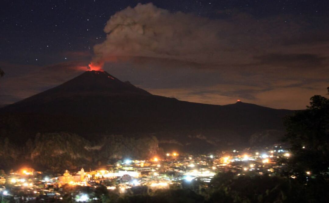 De diciembre de 2022 a la fecha, el volcán Popocatépetl ha mantenido una actividad constante, lo que tiene a la expectativa a los pobladores de las cercanías. | Foto: Agencia Es Imagen para El Universal Puebla