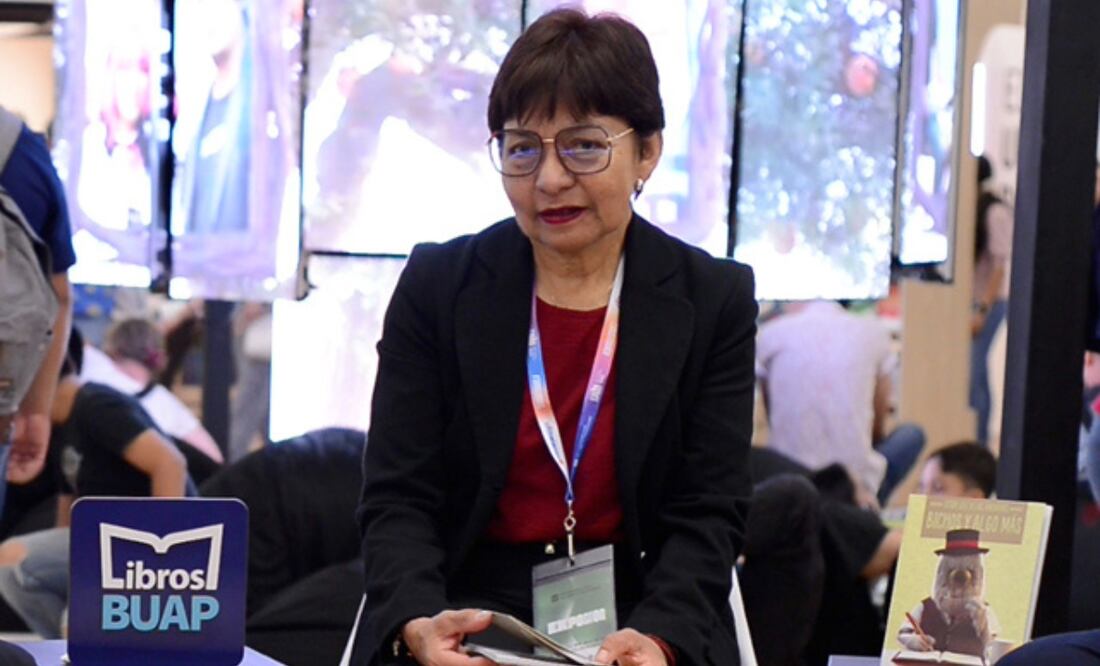 La rectora de la BUAP, Lilia Cedillo, presentó su libro Otra vez a las andadas. Bichos y algo más", en la edición 38 de la Feria Internacional del Libro de Guadalajara I Foto: BUAP
