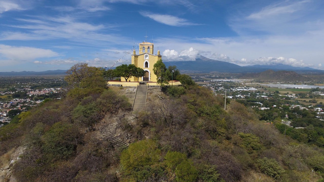 El INAH confirmó la existencia de un templo prehispánico en la cima del Cerro de San Miguel | Foto: Agencia Es Imagen para El Universal Puebla