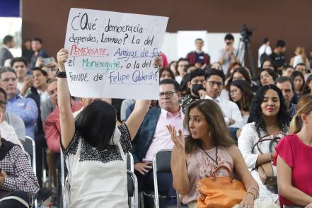 Maestro increpa a los ex consejeros Lorenzo Córdova y Ciro Murayama en la Ibero Puebla  
