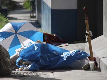 Indigente muere de un paro afuera del Oxxo de la México 68