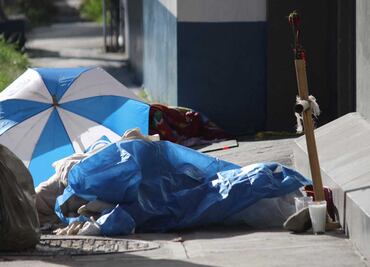 Indigente muere de un paro afuera del Oxxo de la México 68