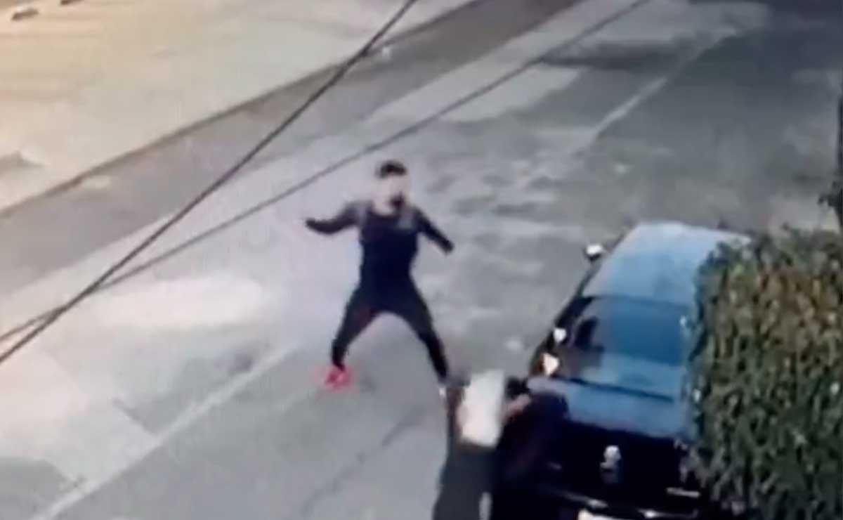 ¡Cuidado! Dos sujetos andan rompiendo cristales de coches en calles de Puebla