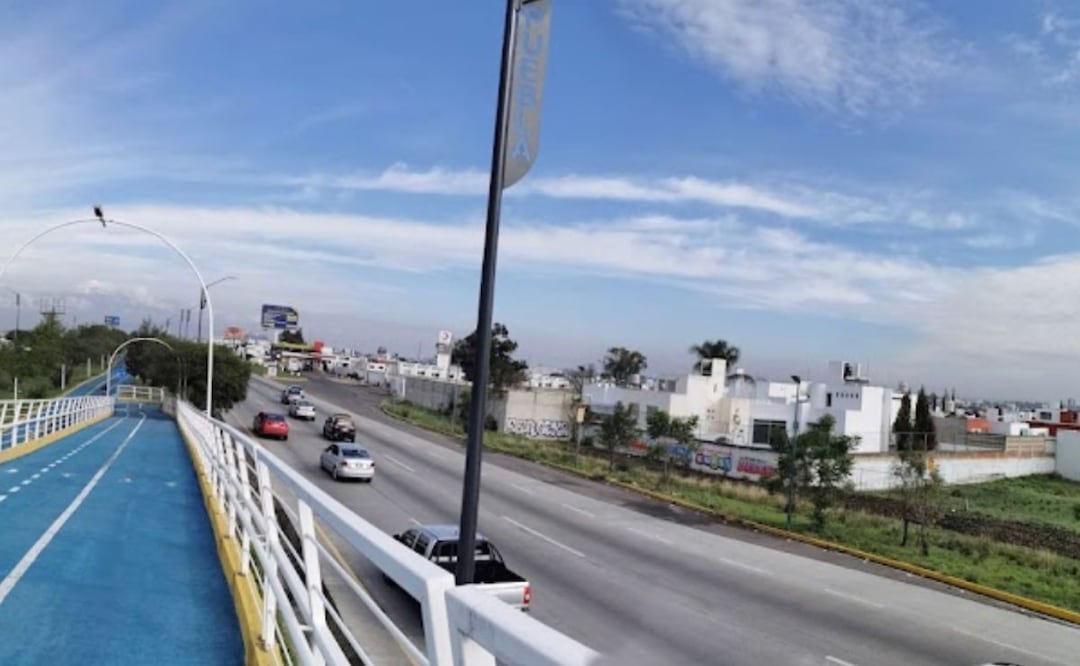 El conductor de un vehículo perdió el control en el Periférico Ecológico y se impactó contra un muro de contención | Foto: Google Maps