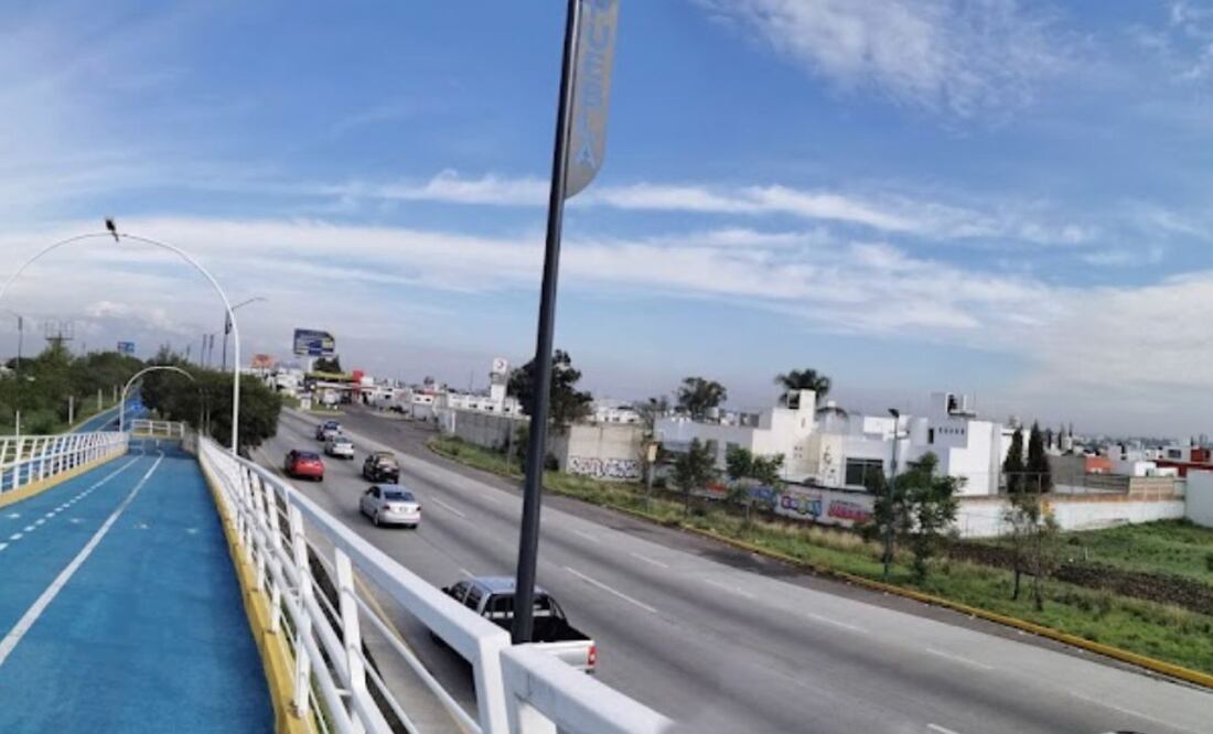 El conductor de un vehículo perdió el control en el Periférico Ecológico y se impactó contra un muro de contención | Foto: Google Maps