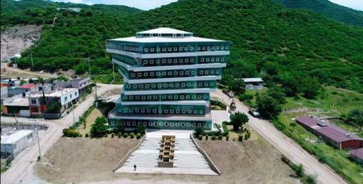 Extraño y polémico edificio de cristal roba miradas en la Atenas de la Mixteca poblana