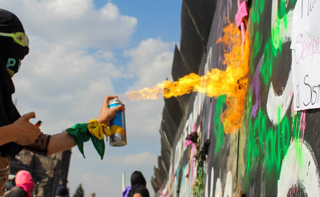 La iconoclasia no solo es común verla en marchas feministas, pues es una manera de manifestarse alrededor del mundo | foto: agencia Es Imagen para El Universal Puebla