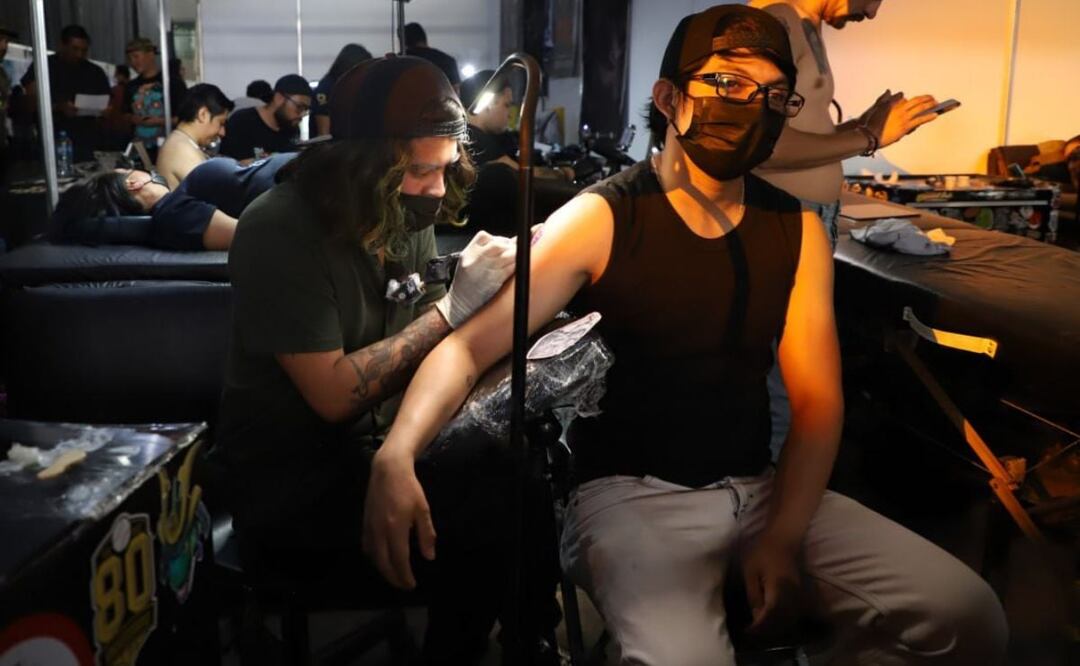 Los apasionados por viajar suelen inmortalizar sus recuerdos de una manera muy original con tatuajes alusivos a su hobby o a los destinos visitados | Foto: Agencia Es Imagen para El Universal Puebla