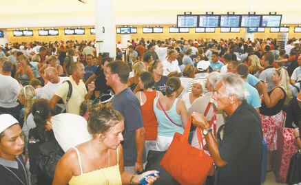Aeropuertos y aerolíneas pierden 10 mil 122 mdp en una sola jornada