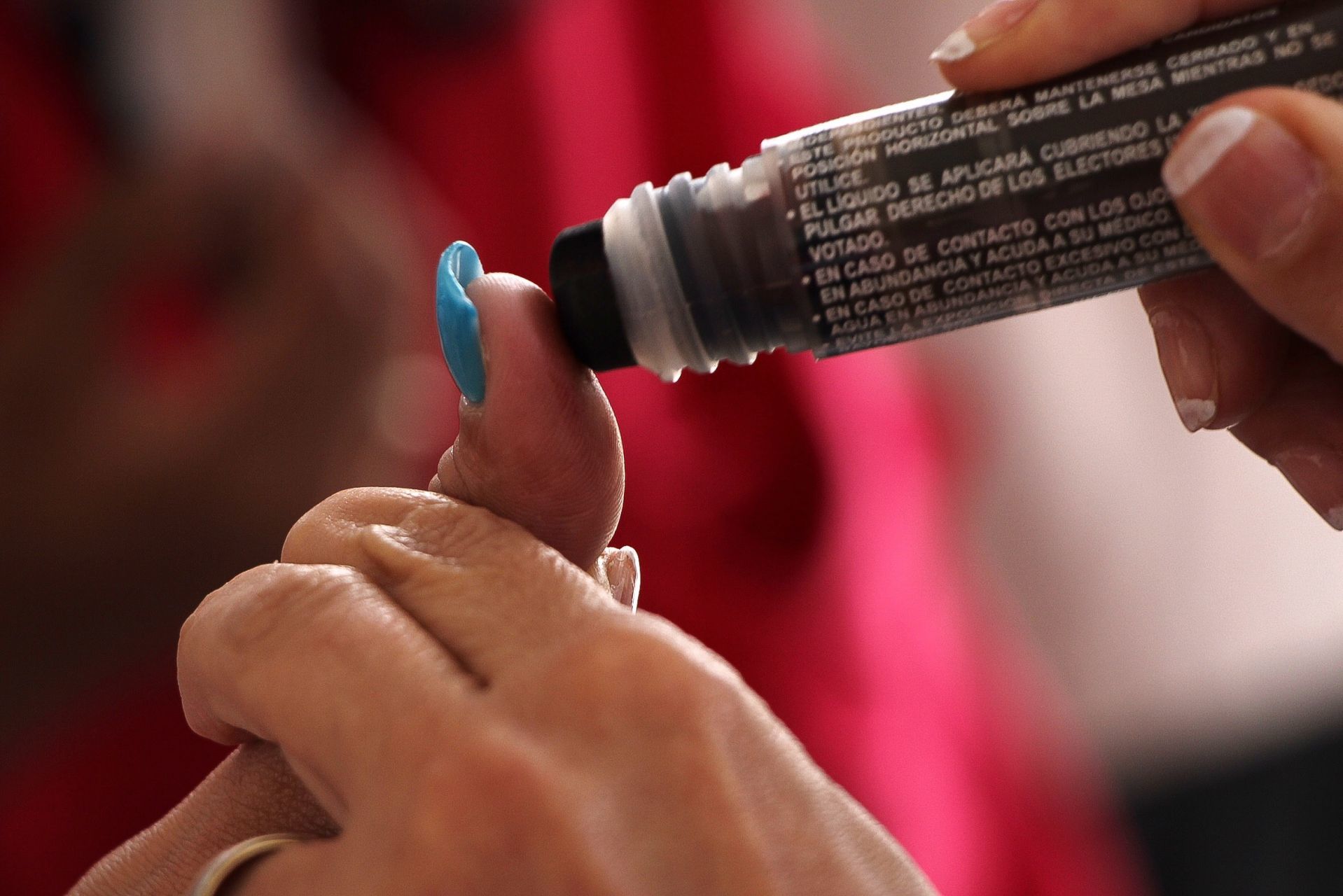 La fórmula utilizada para las elecciones de este 2024 contiene ácido acético en la base para que pueda ser absorbido por la piel. 

Foto: Producción El Universal Puebla 