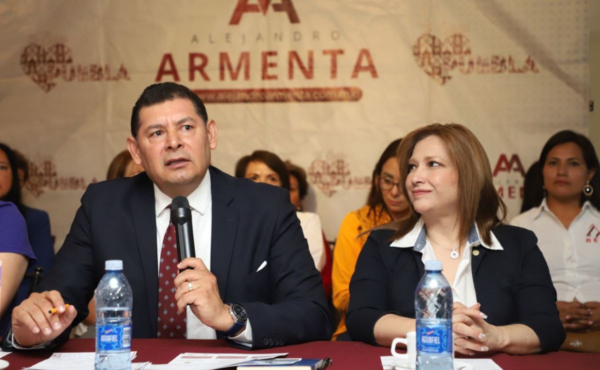 Bus elevado y transporte eléctrico en Puebla, promete Alejandro Armenta