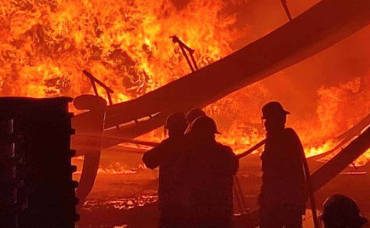 Se incendia fábrica de plásticos en Zacatlán; desalojan a familias