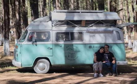 Ellos viajan en combi desde Guadalajara a La Patagonia, pasando por Cholula