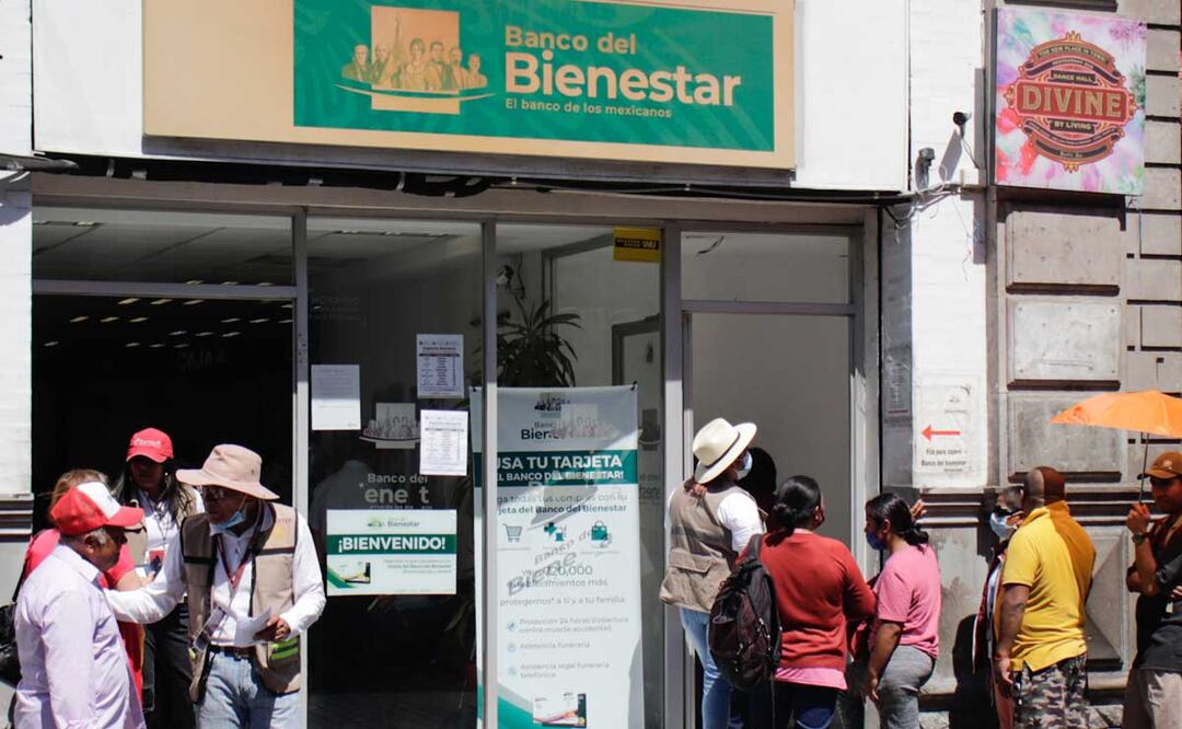El gobierno federal distribuye apoyos económicos a los sectores de la población más desprotegidos por medio de la Secretaría de Bienestar | Foto: Agencia Es Imagen para El Universal Puebla