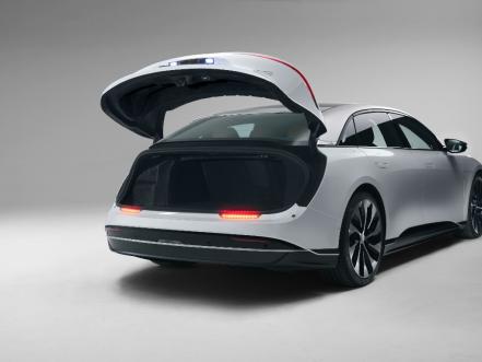 Tesla y Ferrari tiemblan ante Lucid Motors, quien ya los supera con sus modelos