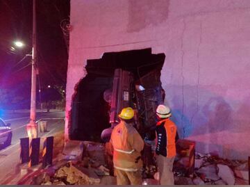 Mueren dos tras chocar su vehículo contra barda de ex fábrica en Mayorazgo