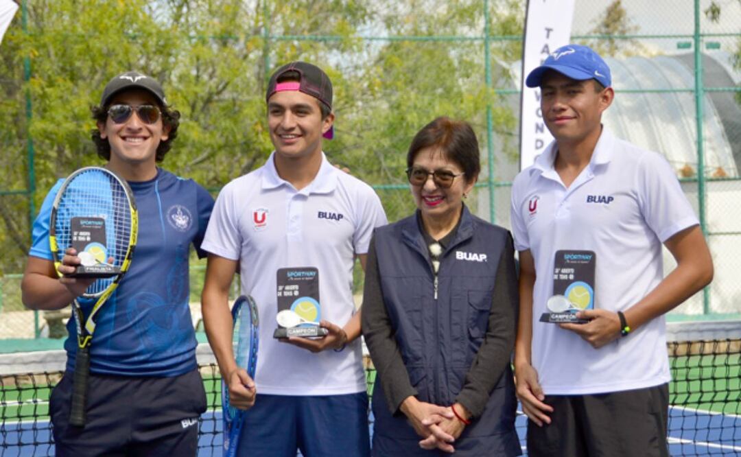 Lilia Cedillo inauguró una nueva cancha de pádel como parte de la política institucional de fomento al deporte | Foto: BUAP