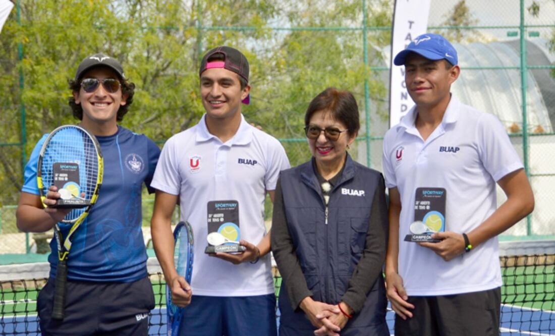 Lilia Cedillo inauguró una nueva cancha de pádel como parte de la política institucional de fomento al deporte | Foto: BUAP