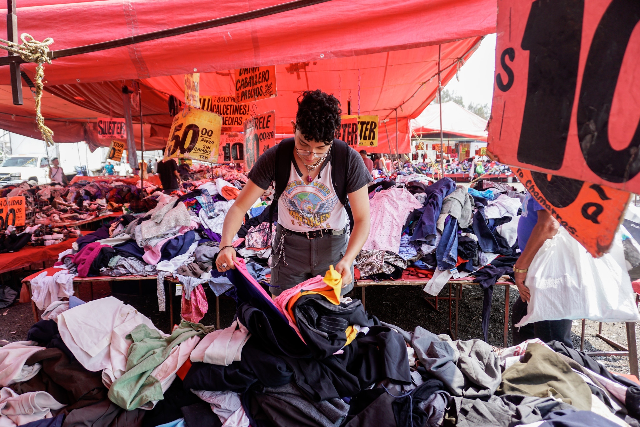 En el tianguis de San Isidro, hay una amplia variedad de prendas disponibles para personas de todas las edades, desde ropa infantil hasta opciones para adultos.


Foto: Producción El Universal Puebla