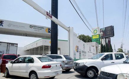 Pese a tener varios meses, poblanos saturan centros de verificación vehicular 